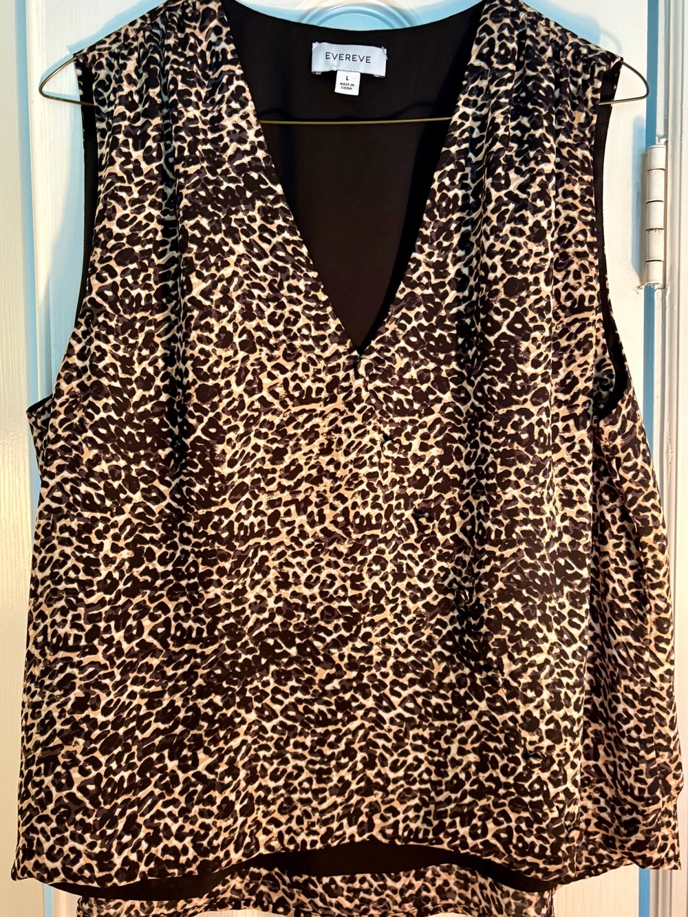 Evereve Ruby Top - Leopard Print V-Neck Sleeveless Top